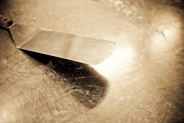 Quelles sont les meilleures pratiques pour organiser un atelier de fabrication de pain artisanal dans une boulangerie?