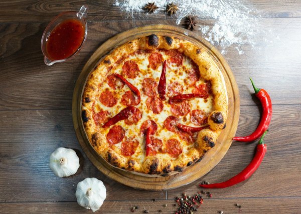 Comment préparer une pizza aux légumes grillés avec une croûte extra-fine ?
