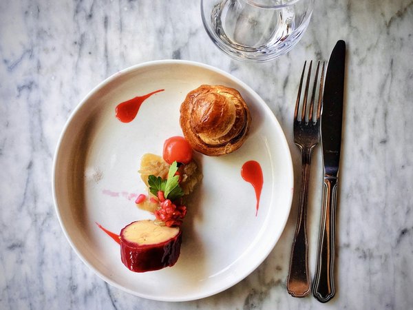 Quelles sont les techniques pour préparer des plats à base de lentilles rouges dans un restaurant végétarien?